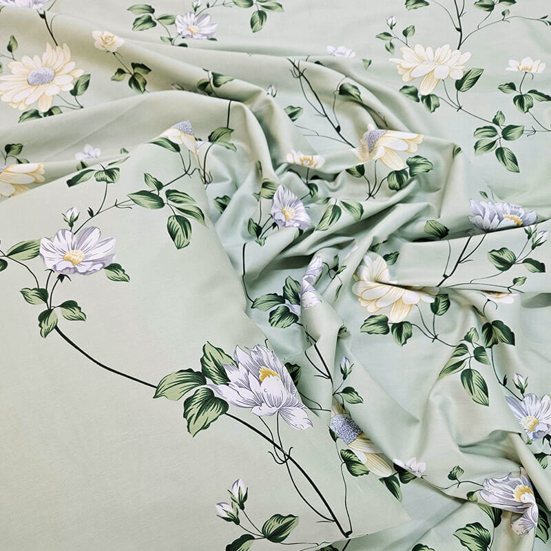Kokvilnas satīna audums 220cm | 125g/m² – pistāciju zaļš ar ziedu rakstu
