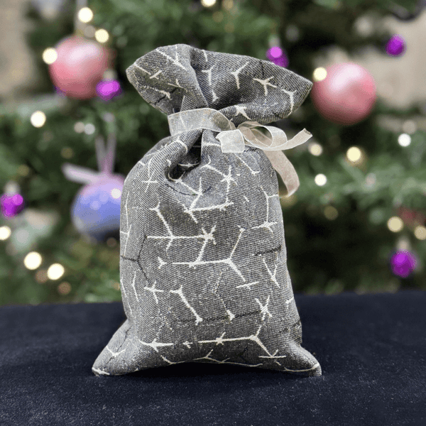 Dāvanu maisiņš 26x16cm ar ģeometrisku rakstu – pelēks