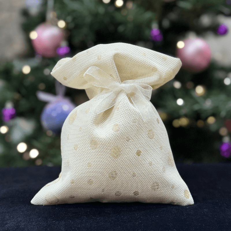 Dāvanu maisiņš 23x19cm – punktiņi un rombi