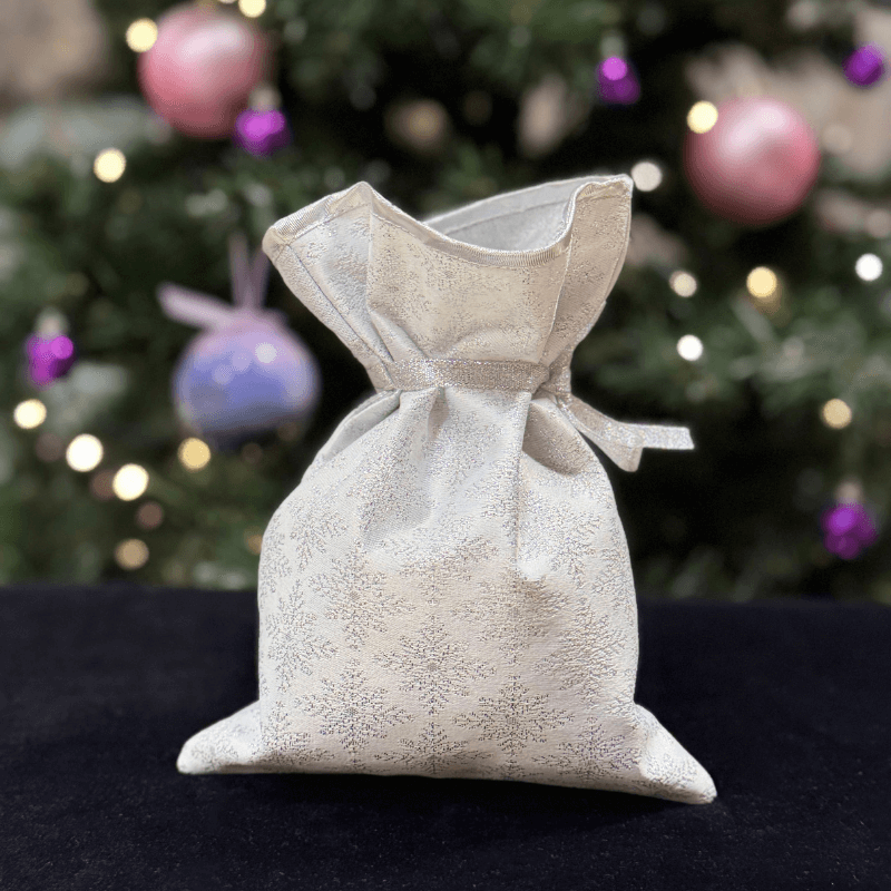 Dāvanu maisiņš 24x18cm – sniegpārslas un Ziemassvētku raksti