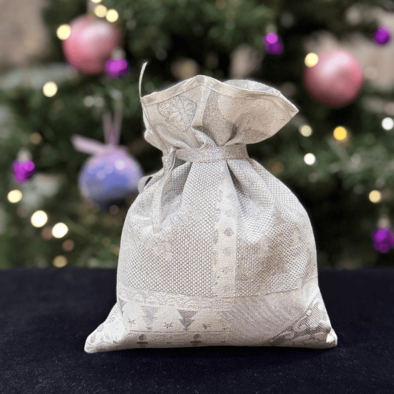 Dāvanu maisiņš 23x18cm – eglītes un Ziemassvētku raksti