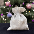 Dāvanu maisiņš 23x18cm – eglītes un Ziemassvētku raksti
