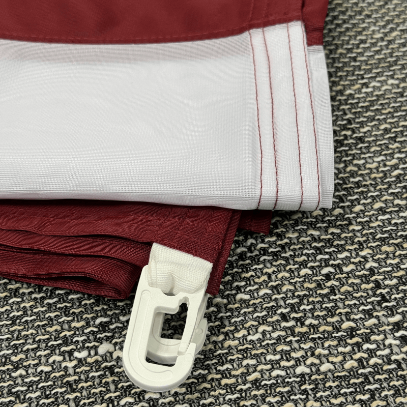 Latvijas karogs 100x200cm ar karabīnēm – mastam