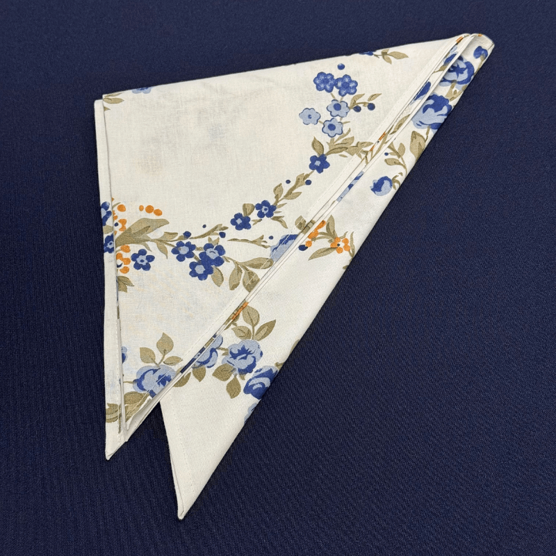 Kokvilnas auduma trijstūra lakats 100x50cm – balts ar ziediņiem