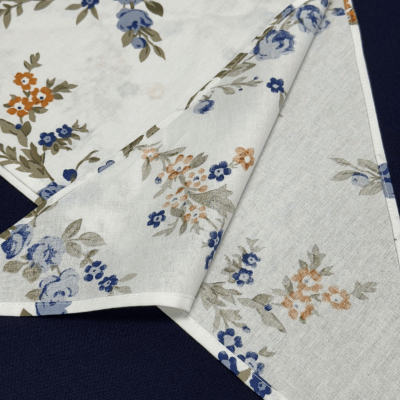 Kokvilnas auduma trijstūra lakats 100x50cm – balts ar ziediņiem