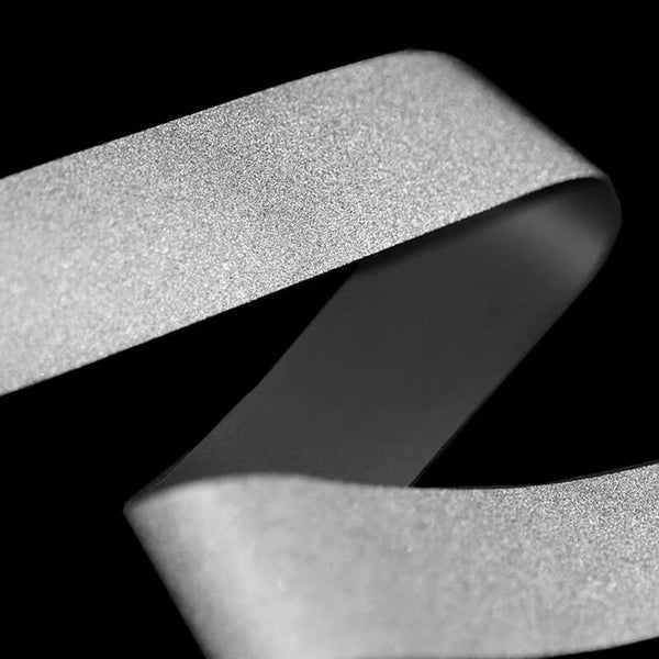 Ar gludekli piegludināma gaismu atstarojoša lente