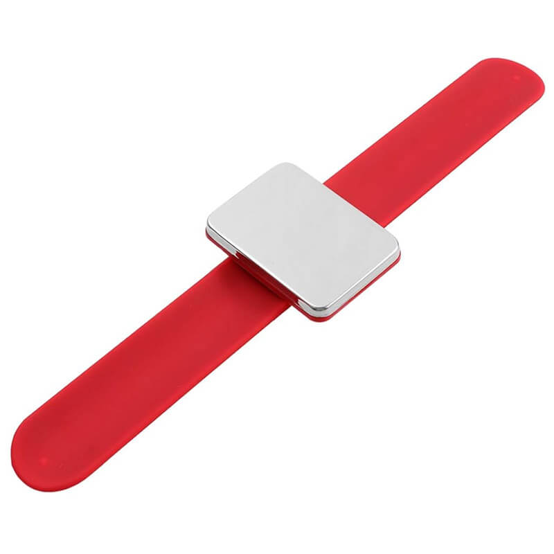 Magnet for needles – can be worn around the wrist