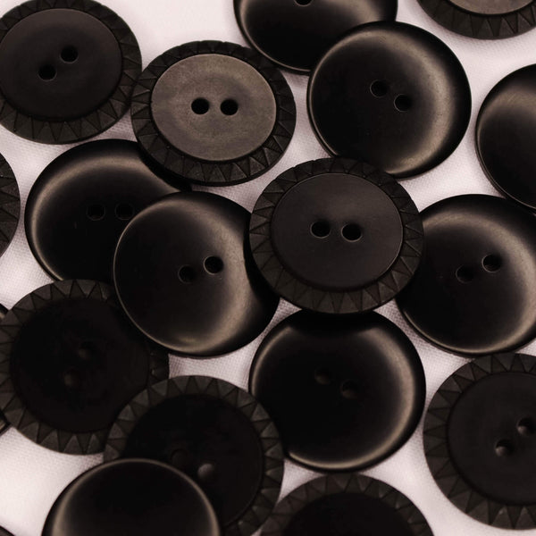 Plastmasas poga Ø28mm - melna ar rakstu