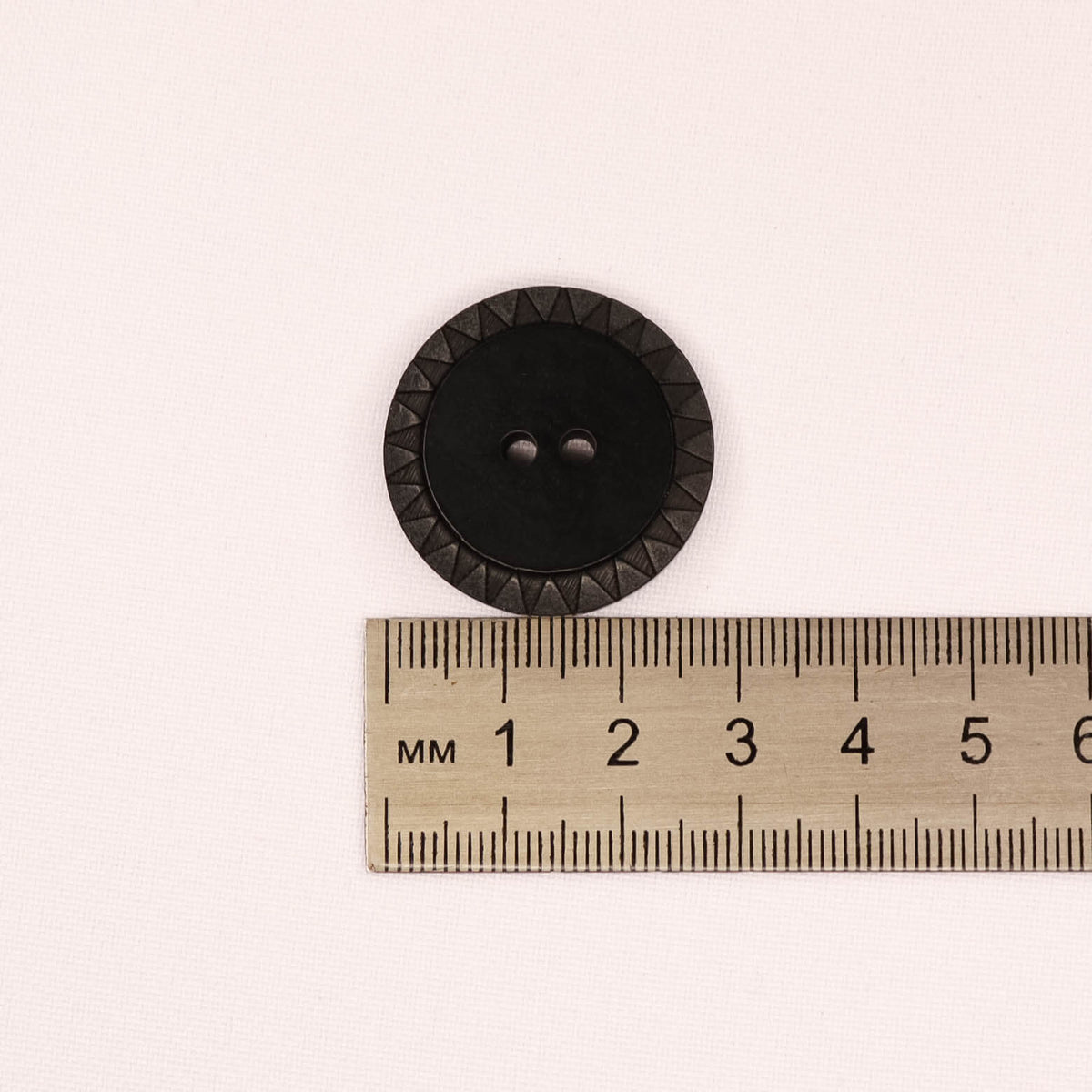 Plastmasas poga Ø28mm - melna ar rakstu