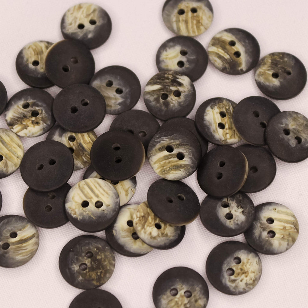 Plastmasas poga Ø15mm - tumši pelēka ar rakstu