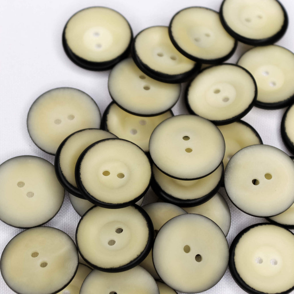 Plastmasas poga Ø23mm - bēša ar melnu maliņu