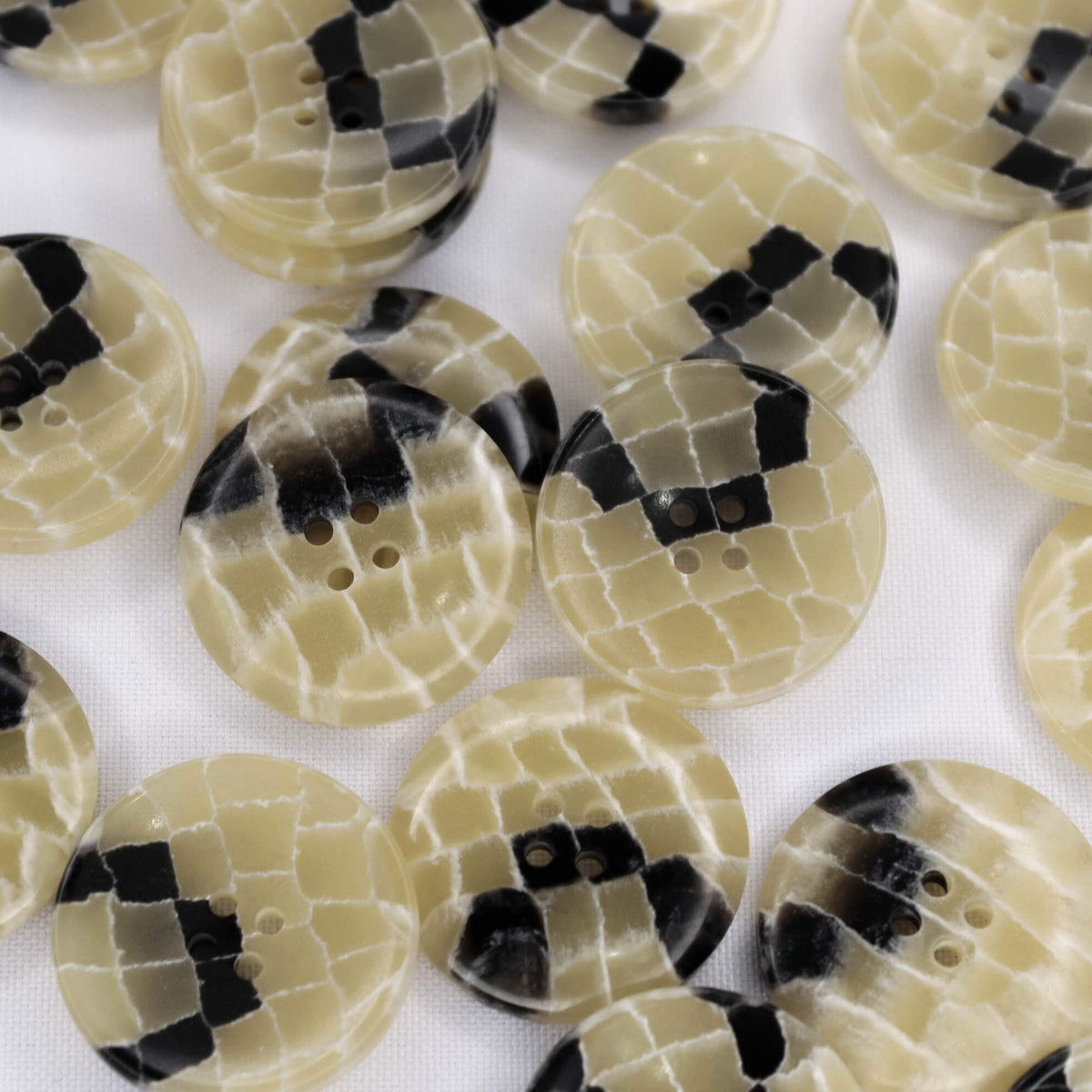Plastmasas poga Ø28mm - bēša ar rakstu