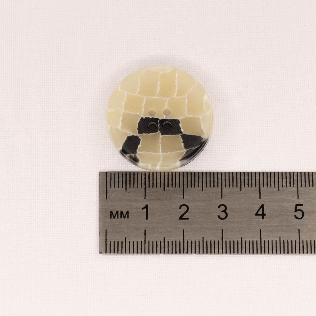 Plastmasas poga Ø28mm - bēša ar rakstu