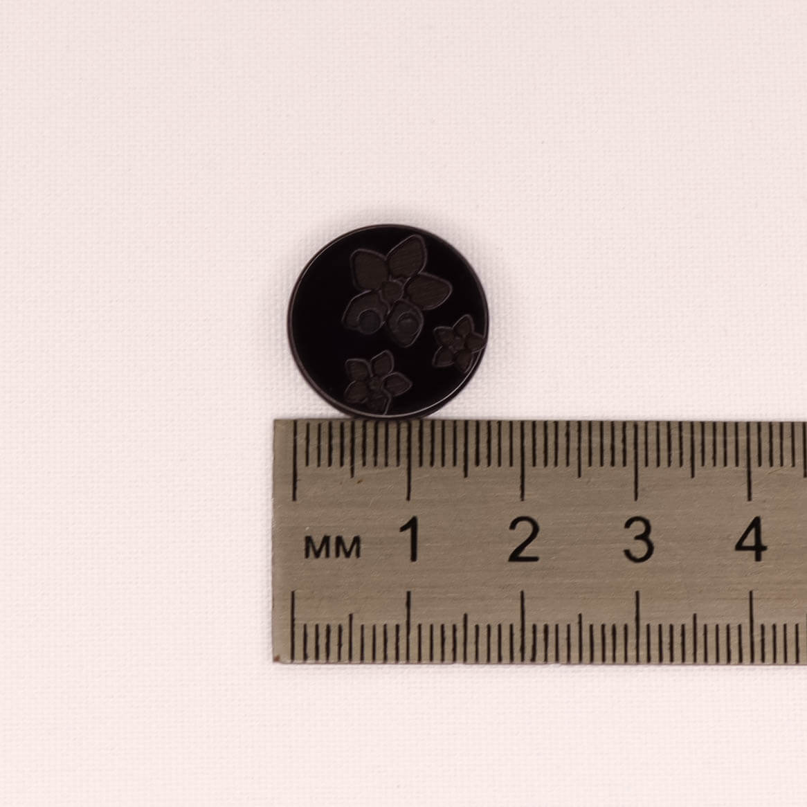 Plastmasas poga Ø18mm - tumši violeta ar ziedu rakstu