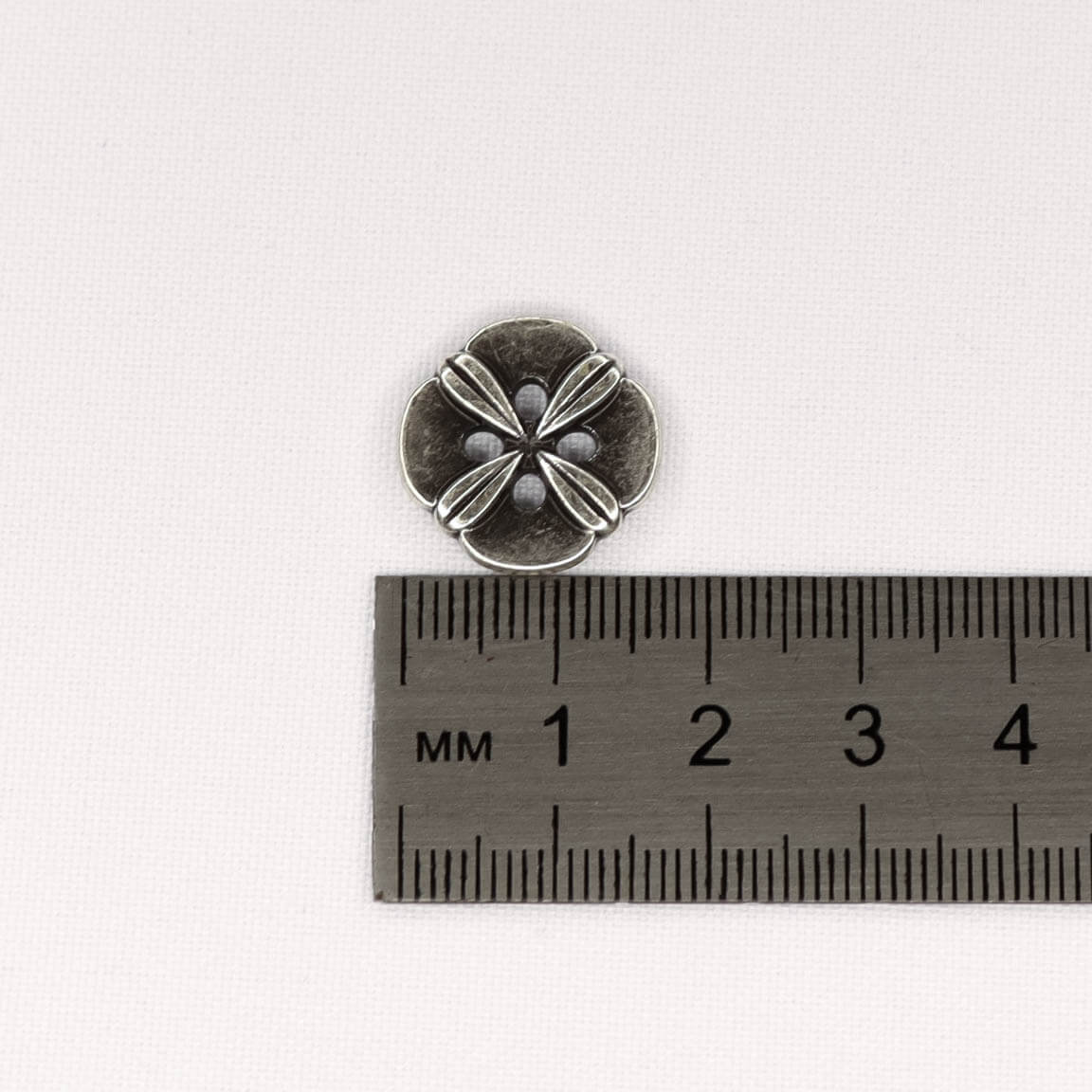 Metāla poga Ø18mm - ziediņš - antīka sudraba krāsā