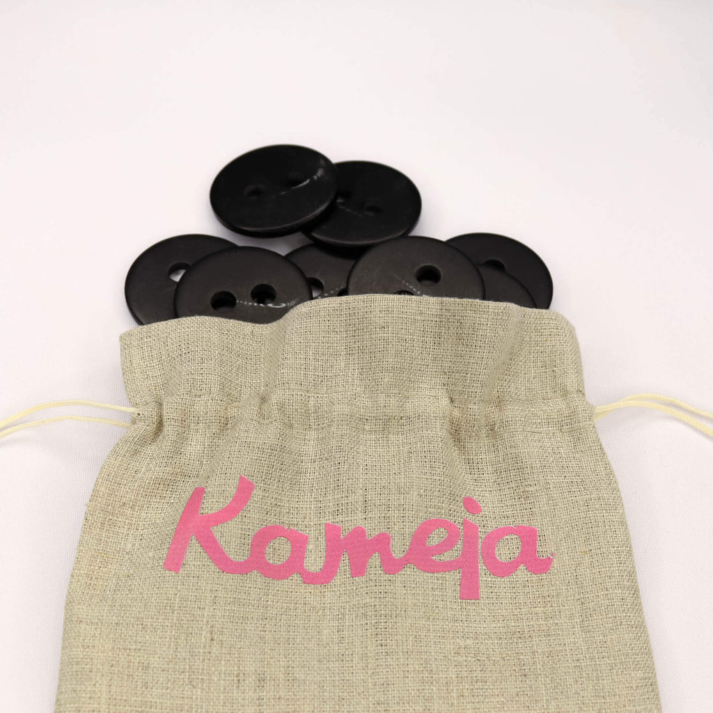 Plastmasas poga Ø38mm - melna ar rakstiņu