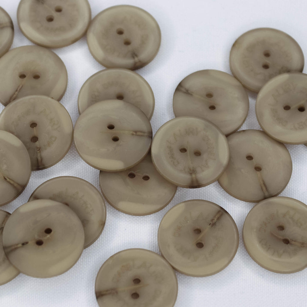 Plastmasas poga Ø23mm - bēša ar uzrakstu