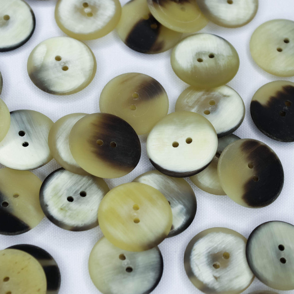 Plastmasas poga Ø22mm - bēša ar melnu