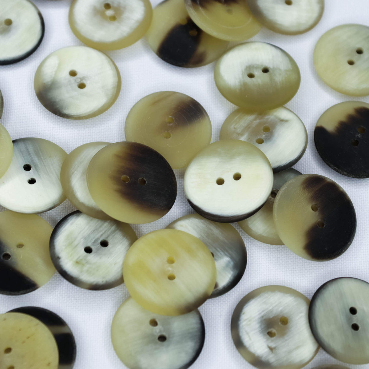 Plastmasas poga Ø22mm - bēša ar melnu