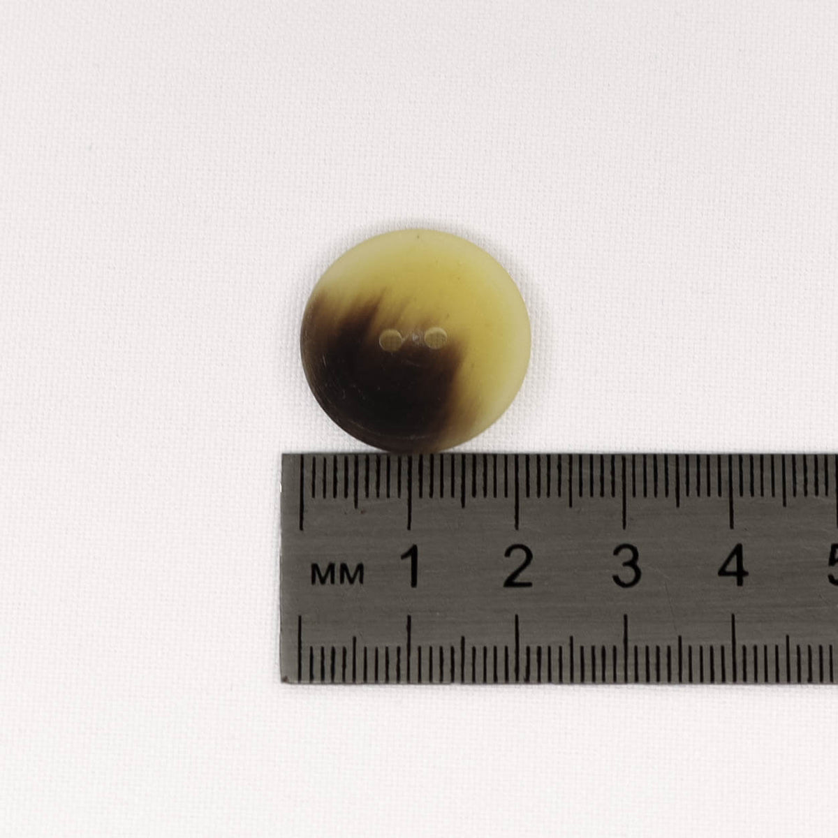 Plastmasas poga Ø22mm - bēša ar melnu