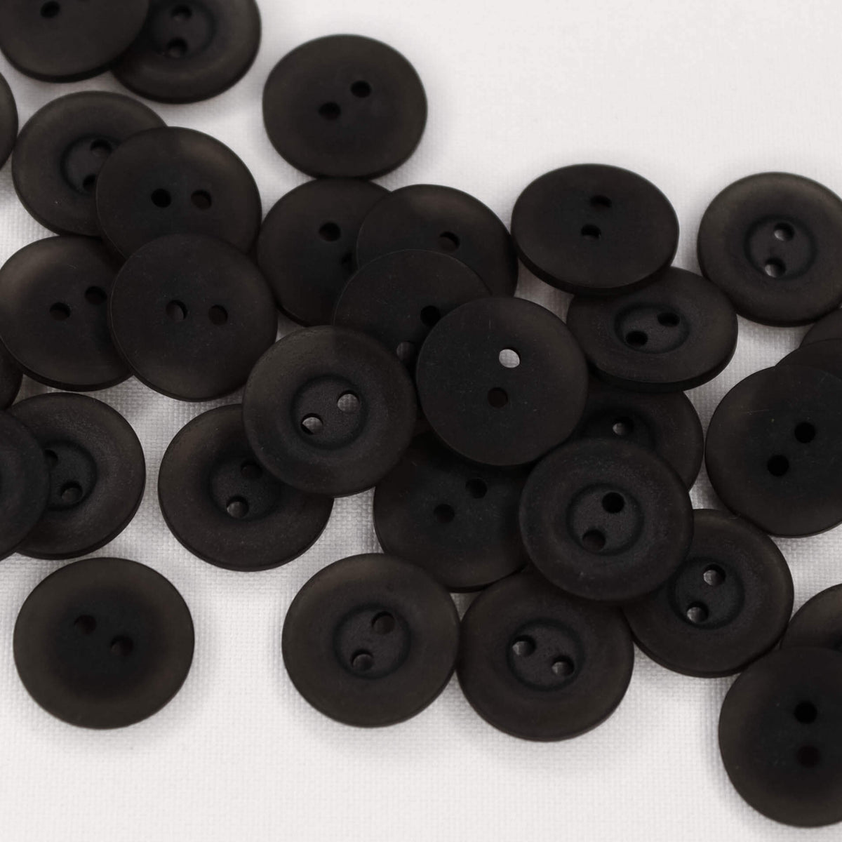 Plastmasas poga Ø18mm - tumši pelēka ar caurspīdīguma efektu