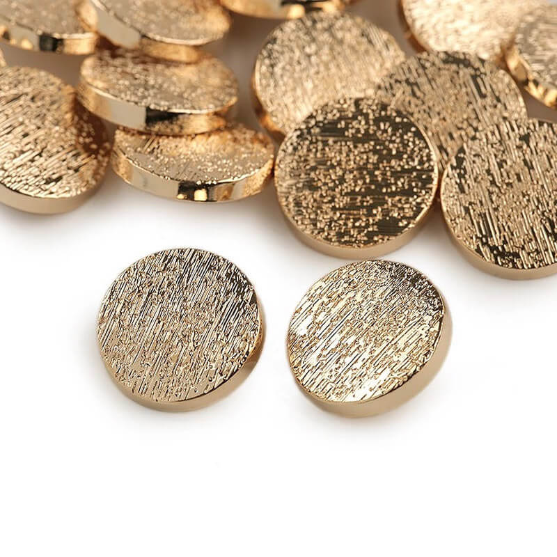 Metal buttons on the leg - gold