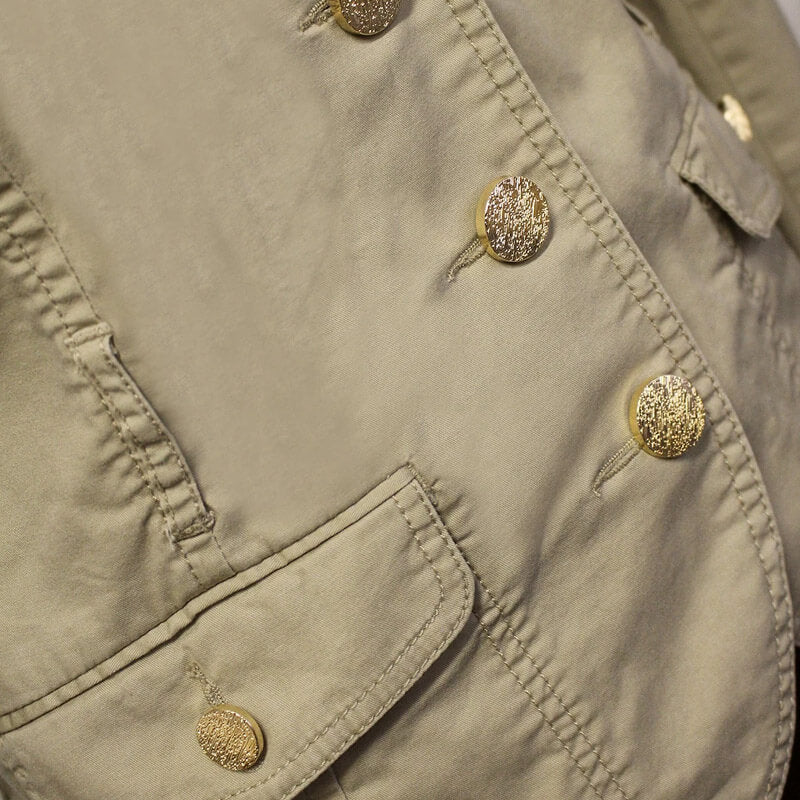 Metal buttons on the leg - gold