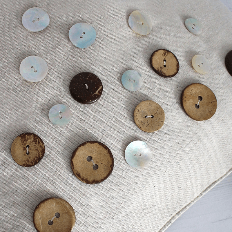 Natural mother-of-pearl buttons 16', 28', 32'