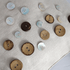 Natural mother-of-pearl buttons 16', 28', 32'