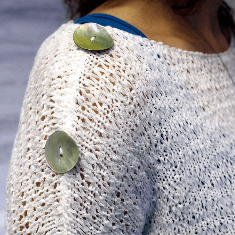 Natural mother-of-pearl buttons 16', 28', 32'
