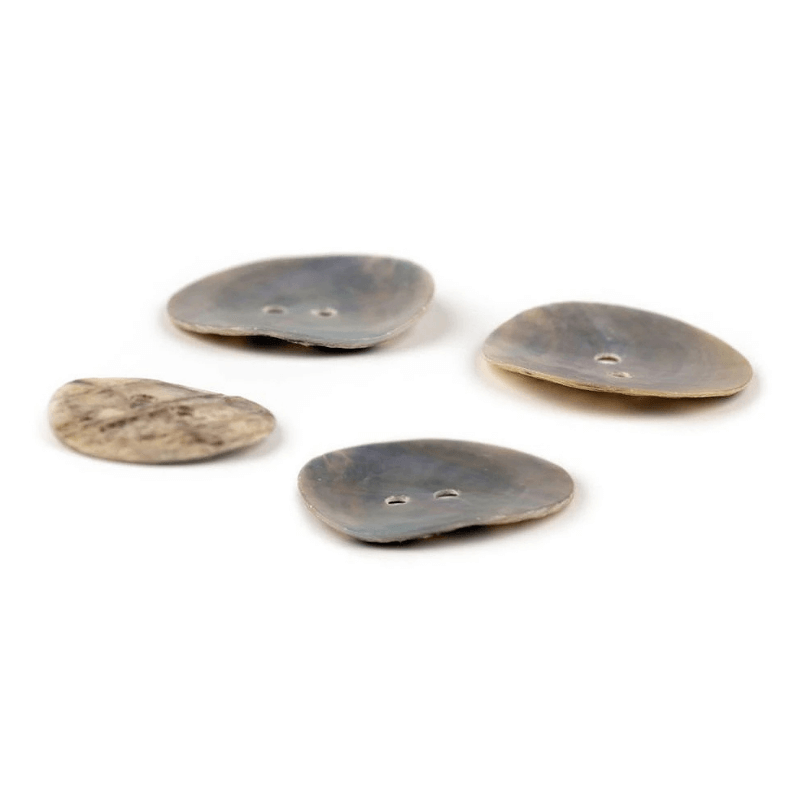 Natural mother-of-pearl buttons 16', 28', 32'
