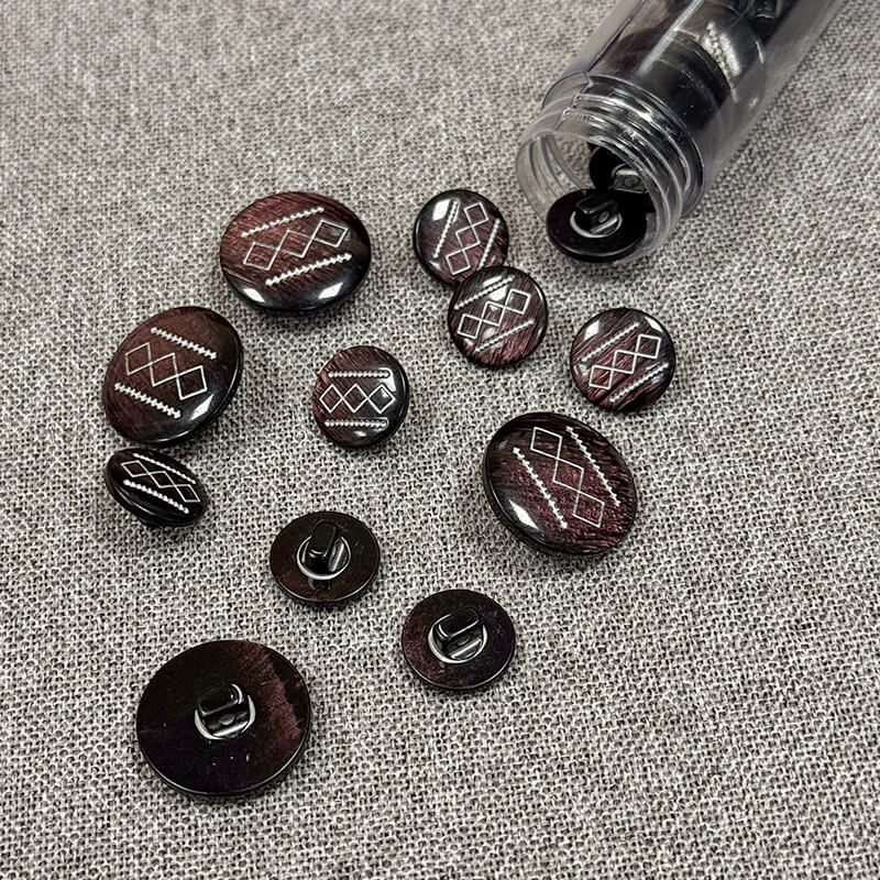 Plastmasas poga uz kājiņas - melns / violets ar ornamentu