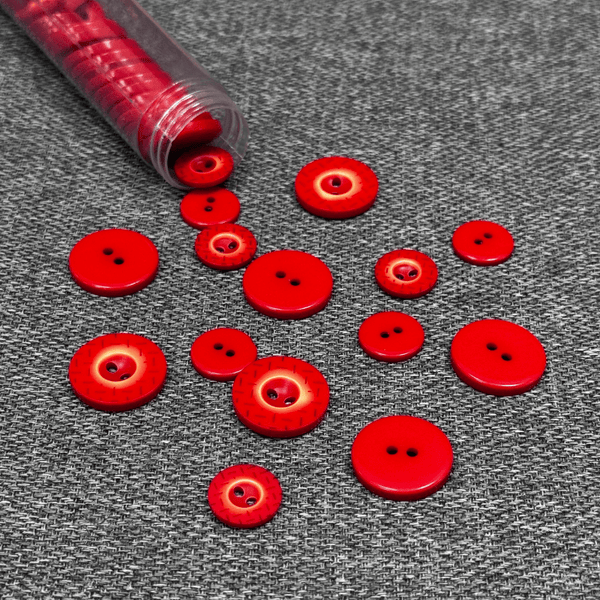 Plastmasas poga – sarkana ar svītriņu rakstu