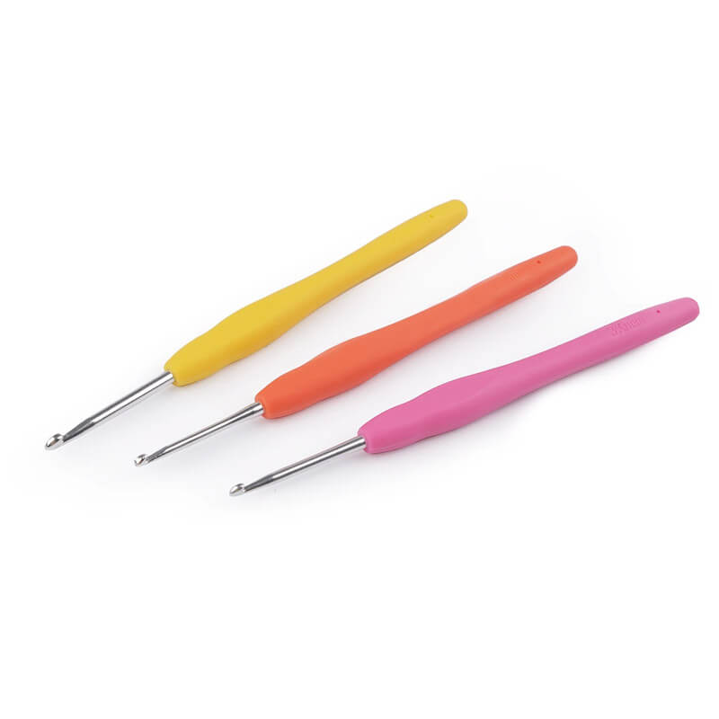 Aluminum crochet hook with silicone handle 040273