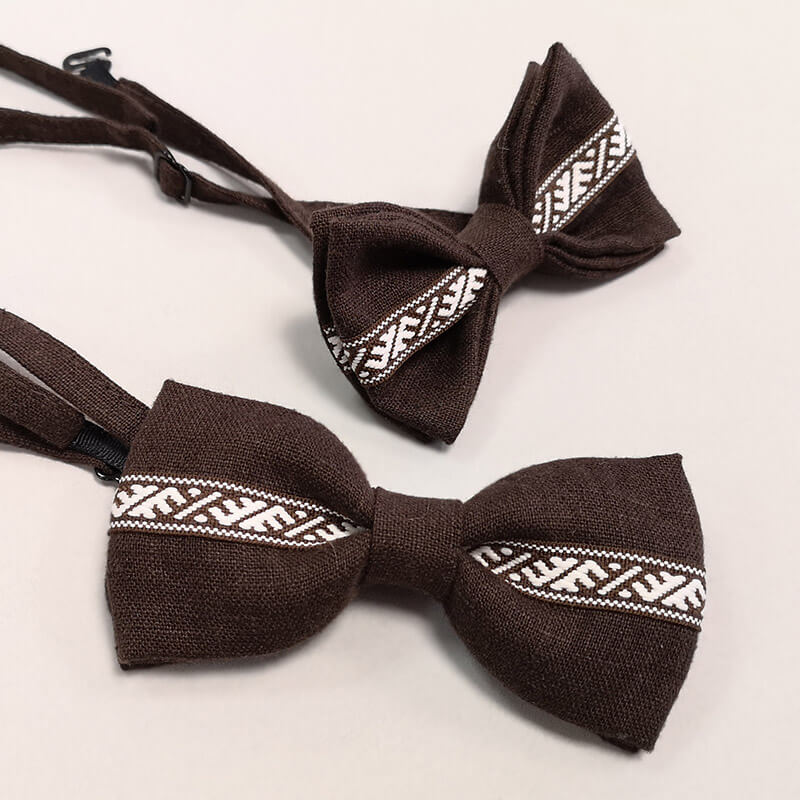 Linen men's bow tie – dark brown with Ūsiņš logo ribbon