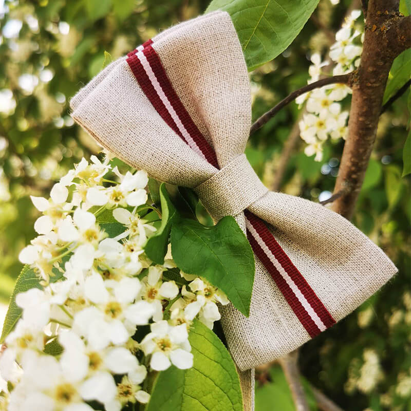 Linu auduma tauriņš – linu pelēks ar Latvijas karoga lentu
Linu auduma vīriešu tauriņš – linu pelēks ar Latvijas karoga lentu