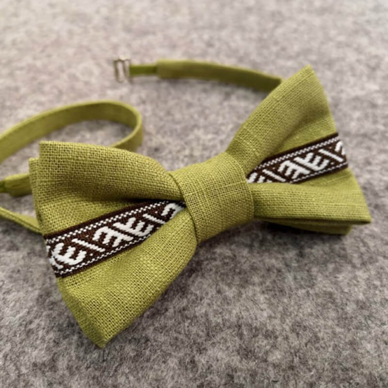 Linu auduma bērnu tauriņš - olīves zaļš ar brūnu Ūsiņa zīmes lentu