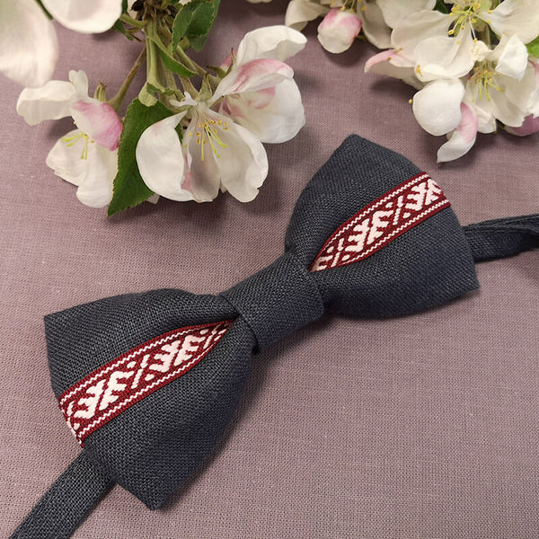 Linu auduma bērnu tauriņš – tumši pelēks ar bordo Ūsiņa zīmes lentu